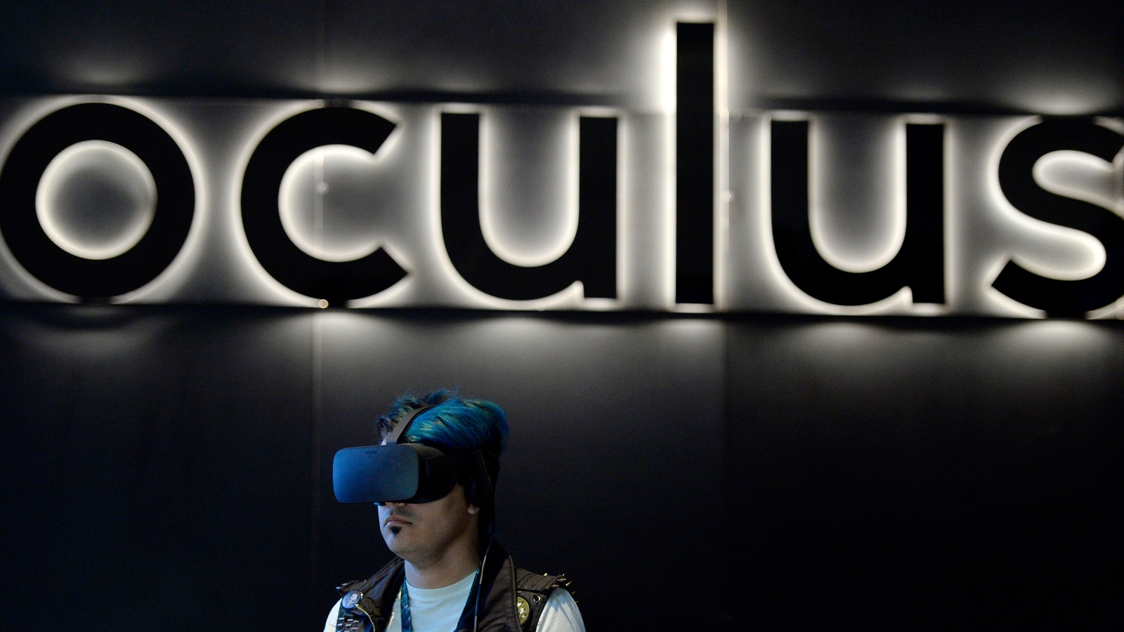 Oculus cuts prices to boost sales