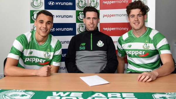 Graham Burke (left) and Sam Bone (right) pose with manager Stephen Bradley after signing for the Hoops