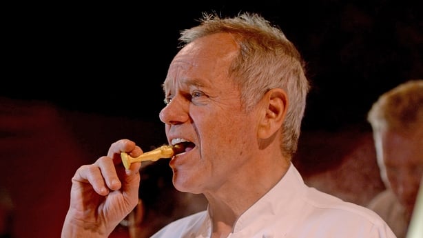 Chef Wolfgang Puck does a final taste test on the Oscars statuette!