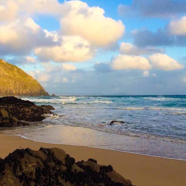 Coumeenoole Beach