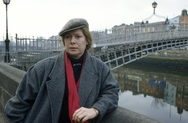 Dolores Keane by the Ha'penny Bridge, Dublin (1991)