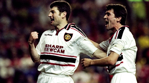Denis Irwin celebrates with Roy Keane during Manchester United's treble-winning season