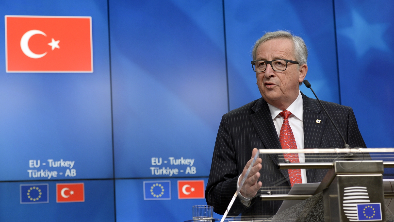 Juncker warns Turkey death penalty is 'red line' issue