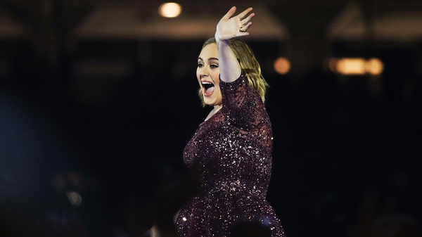 Fan proposes on stage at Adele's last show of her Australian tour