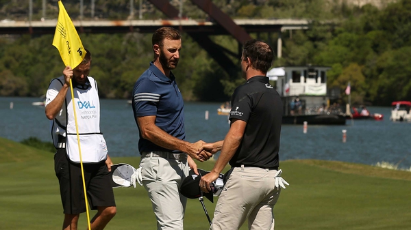 Dustin Johnson (L) shakes hands with Zach Johnson after his victory