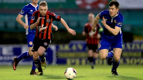 Keith Ward are Lee Desmond challenge for the ball in Dalymount