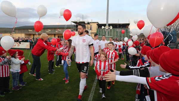 Derry City younger players and fans formed a guard of honour for the team as they arrived on the pitch