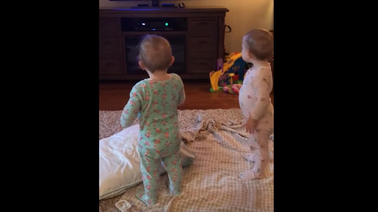 Viral Vid: Adorable Twins reenact Frozen