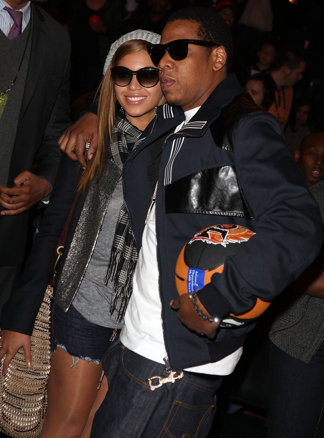 The basketball fans look cool and casual at 58th NBA All-Star Game in 2009.