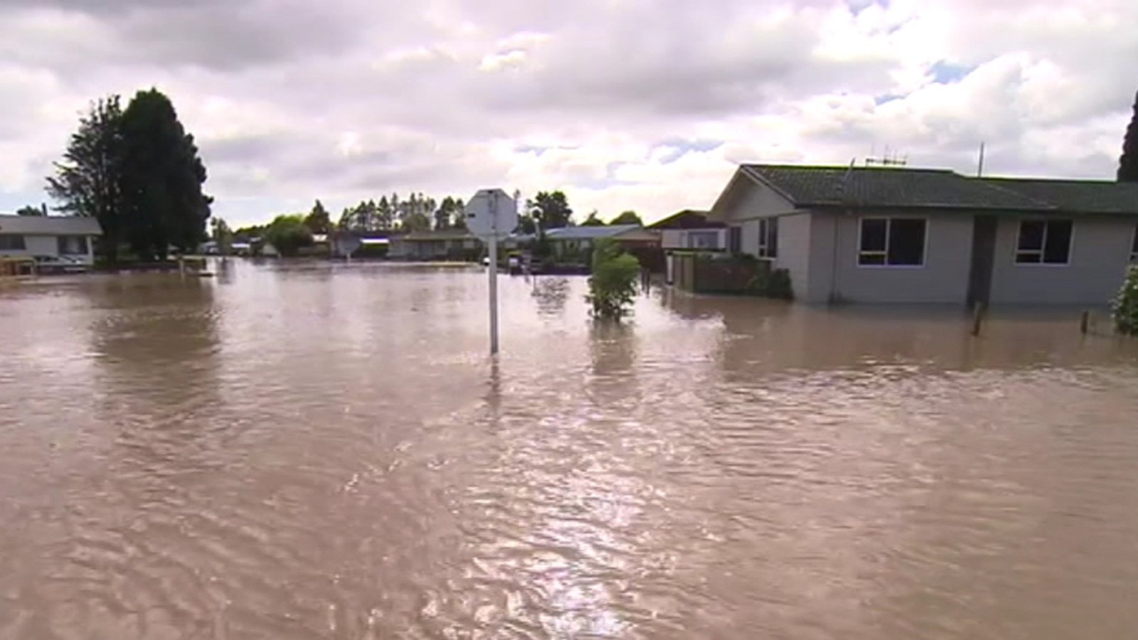 Thousands evacuated in New Zealand floods