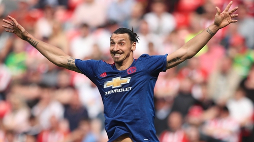 Photos] Ibrahimovic 'graces' Man United jersey