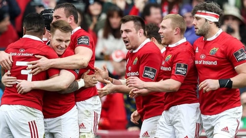 Munster celebrate Keith Earls' try