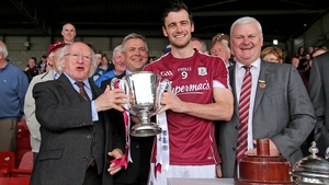 Galway captain David Burke (C) with President Michael D Higgins (L) and GAA President Aogan O'Fearghail
