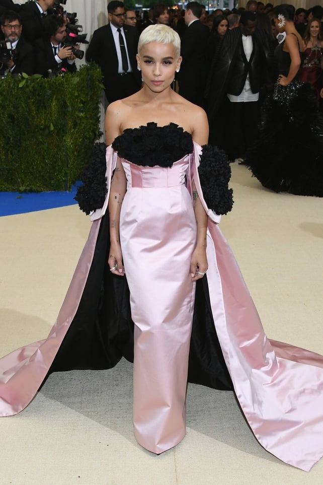 Zoë Kravitz is a fashion queen! She showed her new haircut in a bustier and rose Oscar de la Renta gown and Tacori jewelry. Gorgeous.