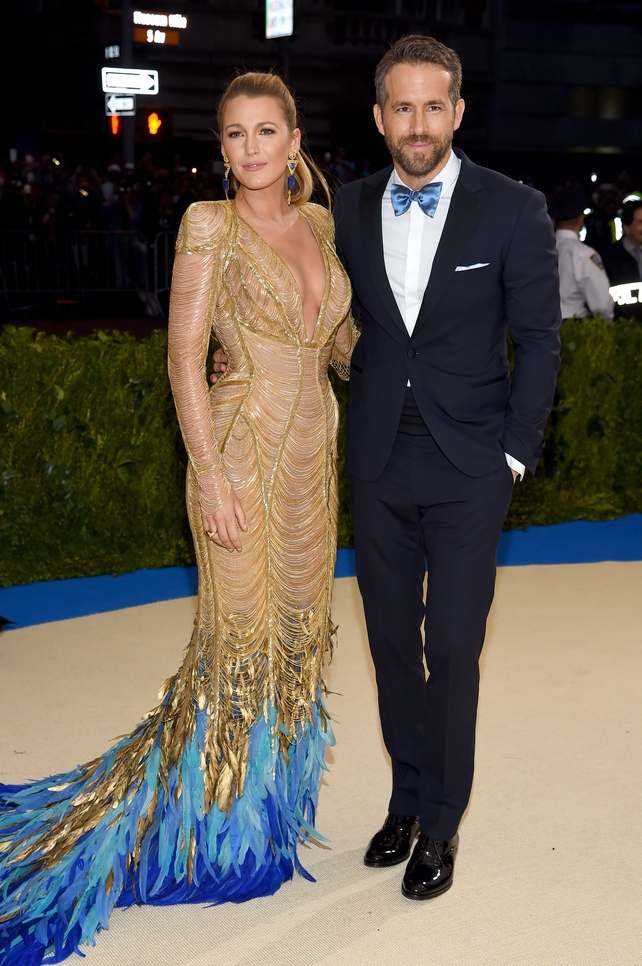 The always mesmerizing Blake Lively in Atelier Versace and Lorraine Schwartz jewelry, and her cute husband Ryan Reynolds wearing a matching bow! This gold and feathers dress is divine.