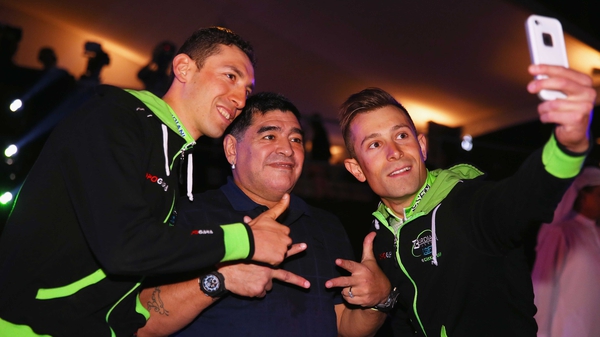 Stefano Pirazzi (l) and Nicola Ruffoni (r) take a selfie with Diego Maradona at the 2015 Dubai Tour