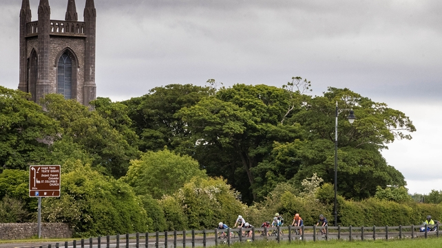 The race makes its way through Drumcliff