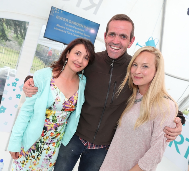 Super Garden judges Melanie Alvarez (r) and Leonie Cronelius with previous winner Brian Burke