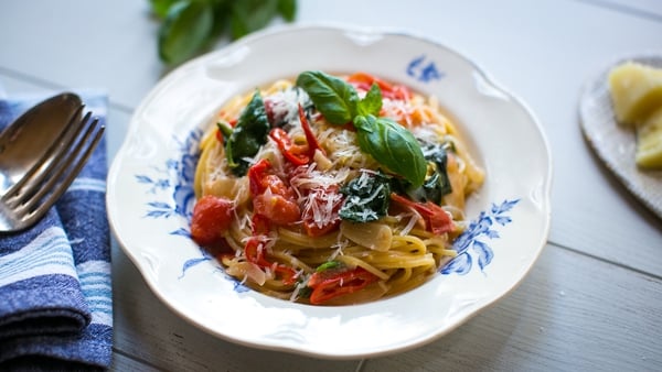 In his brand new series, Donal Skehan's Meals in Minutes, Irish chef Donal shows us how to make some one pot wonders including this one pan pasta with cherry tomatoes, spinach, garlic and cloves.