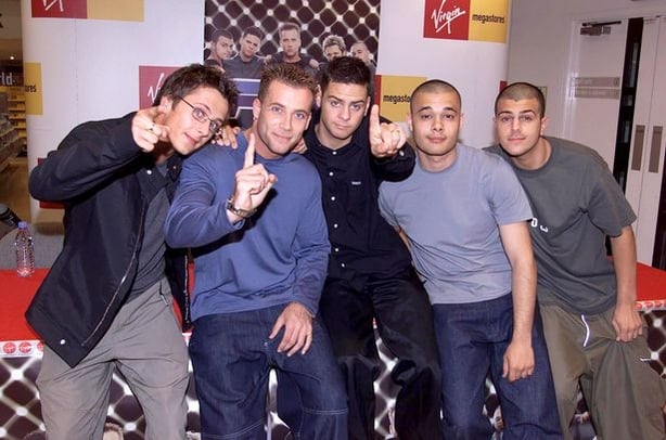 5ive текст. Саймон продюсер группы 5ive. Группа файф обнимаются.