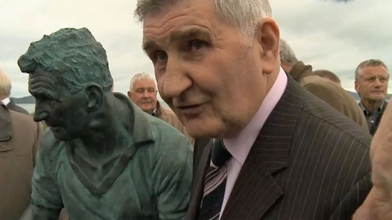 Mick O'Dwyer with Statue in Waterville (2012)