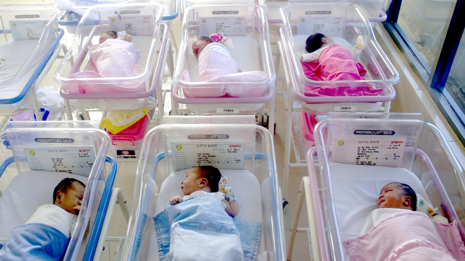 Младенцы в родильном доме в США