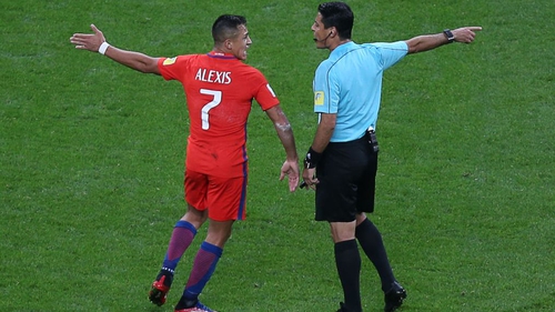 Alexis Sanchez (L) argues with referee Alireza Faghani