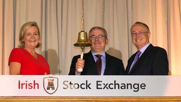 AIB CEO Bernard Byrne (centre) rings the Irish Stock Exchange's bell to mark AIB's IPO with ISE's Deirdre Somers &d AIB Chairman Richard Pym