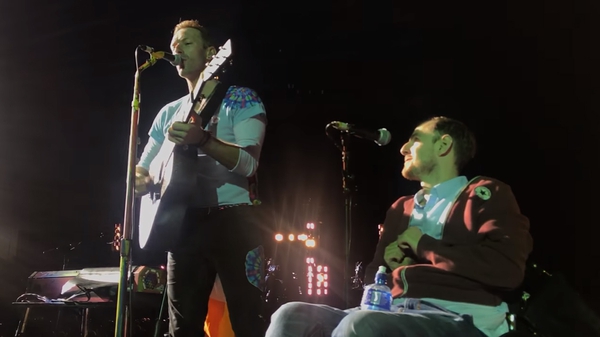 Rob and Chris Martin duet in Croke Park on Saturday All screengrabs: Coldplay Official, YouTube