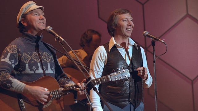 Liam Clancy and Tommy Makem performing on 'The Late Late Show' 6 December 1980.  Photographer is Des Gaffney.
