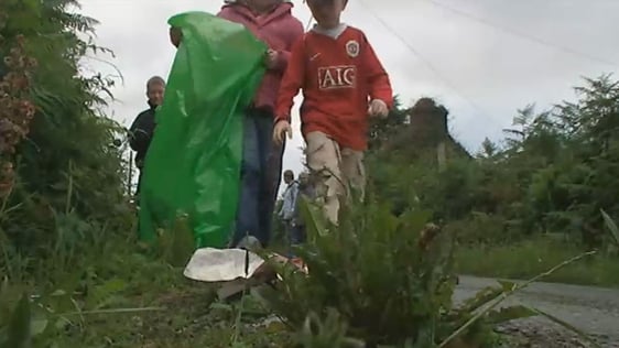 Children picking up litter on Bere Island (2007)