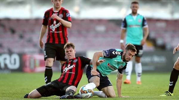 Bohs' Ian Morris and Nathan Boyle of Derry fight for possession