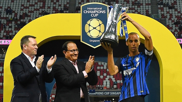 Miranda lifts the cup for Inter Milan
