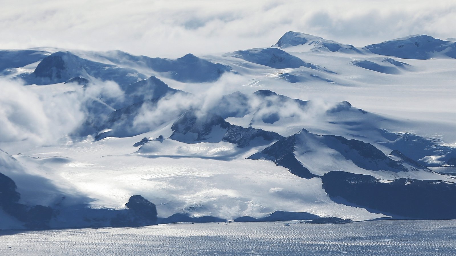 Антарктические горы. Горы Гамбурцева в Антарктиде. Хребет Гамбурцева. Анды в Антарктиде. Гора Винсон.
