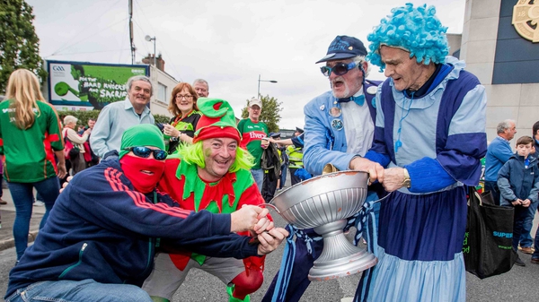 Mayo and Dublin fans tussle for Sam ahead of last year's All-Ireland final