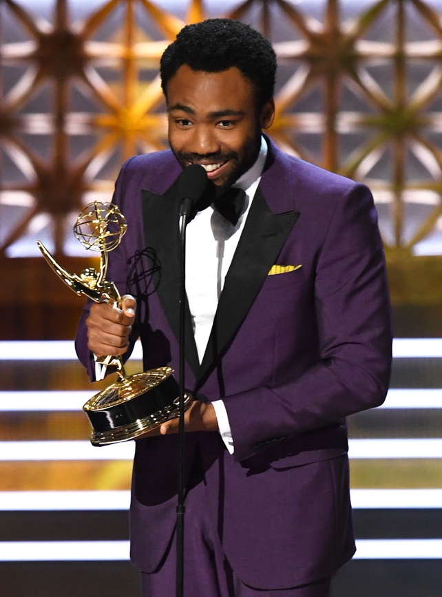 Дональд Гловер. Donald Glover. Эмми Дональд. Актер красиво танцует на премии.