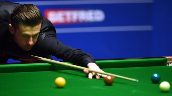 Mark Selby eased past Jimmy Robertson