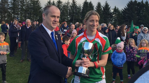 Cora Staunton with the trophy (pic: Mayo LGFA Twitter)
