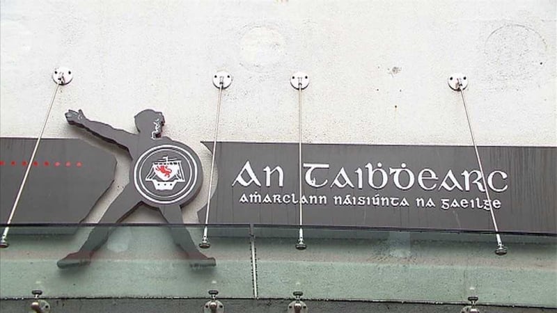 Cuid den dream a bhí ag ócáid sa Taibhdhearc aréir nuair a bronnadh Gradaim Foilsitheoireachta an Oireachtais.