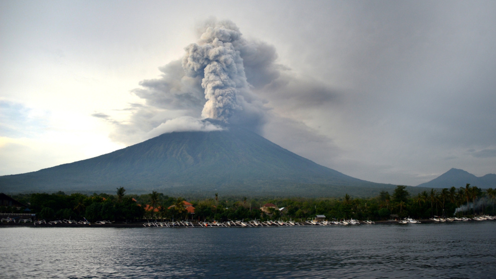 Thousands stranded in Bali as volcano spews ash