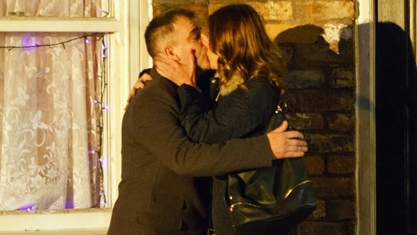 Tracy and Steve get together on Coronation Street