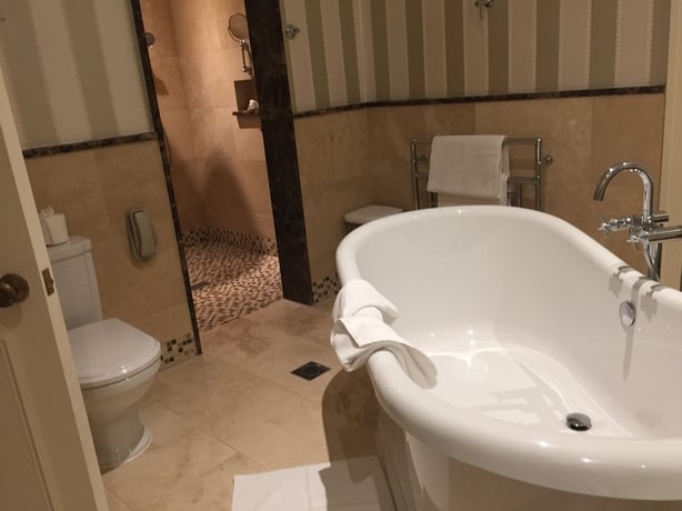 Dromolandcastlebathroom