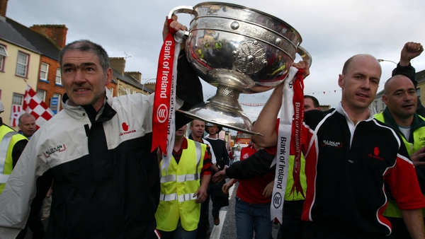 Mickey Harte (L) holds Sam Maguire with Tyrone captain Peter Canavan in 2003