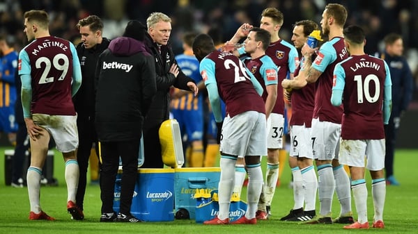 David Moyes speaks to his players ahead of extra-time at the London Stadium