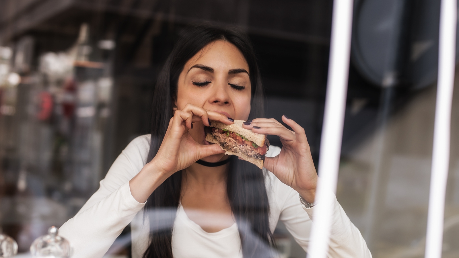 I can eat that girl for lunch. Люди в кафе. Человек которого возбуждает еда.