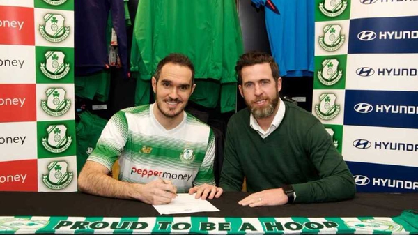 Joey O'Brien (L) signs on the dotted line