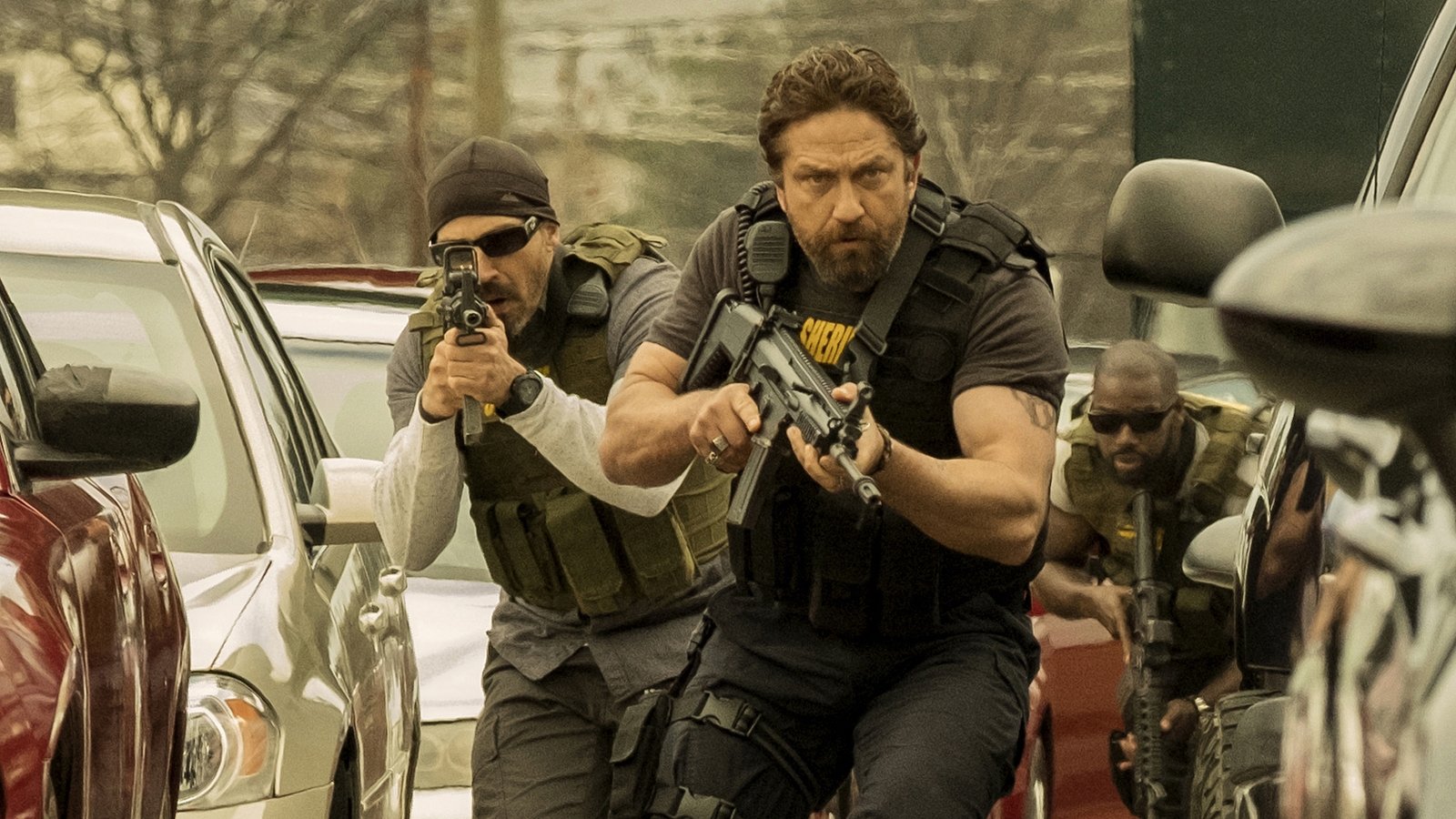 Den Of Thieves Movie Review Butler Brings Out His Inner Crowe In Den Of Thieves