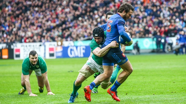 Robbie Henshaw (L) looks on as France's Maxime Médard gets past Tommy O'Donnell to score in 2016