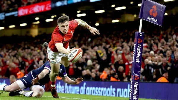 Steff Evans dives over for Wales' fourth try