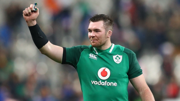 Peter O'Mahony celebrates at the final whistle in Paris